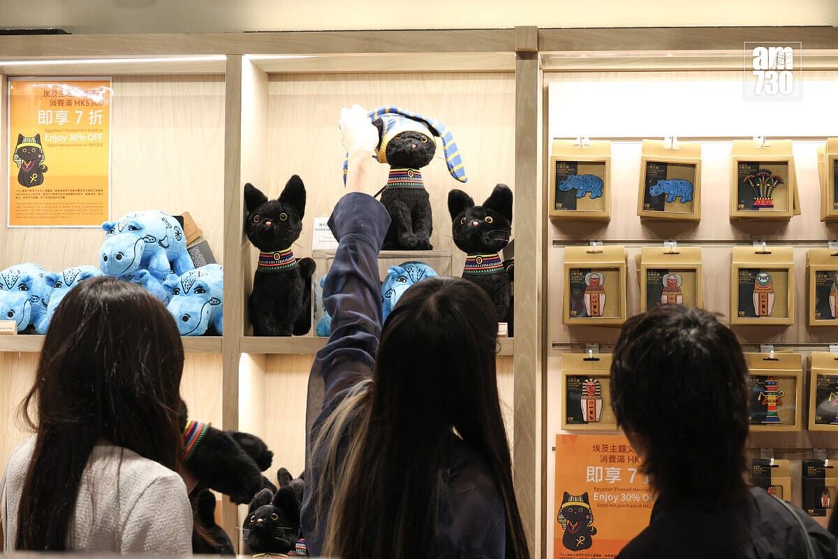 在古埃及文明大展的最後一日,有不少參觀者選購限定周邊產品。(周令知攝)