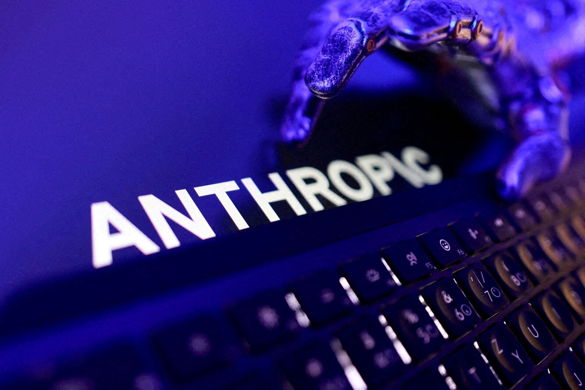 Anthropic日前也承認，在審查約14.1萬次網絡安全能力評估記錄後，發現其AI模型曾在多次測試中，在未經授權下訪問了3家機構的「生產基礎設施」。(路透社)