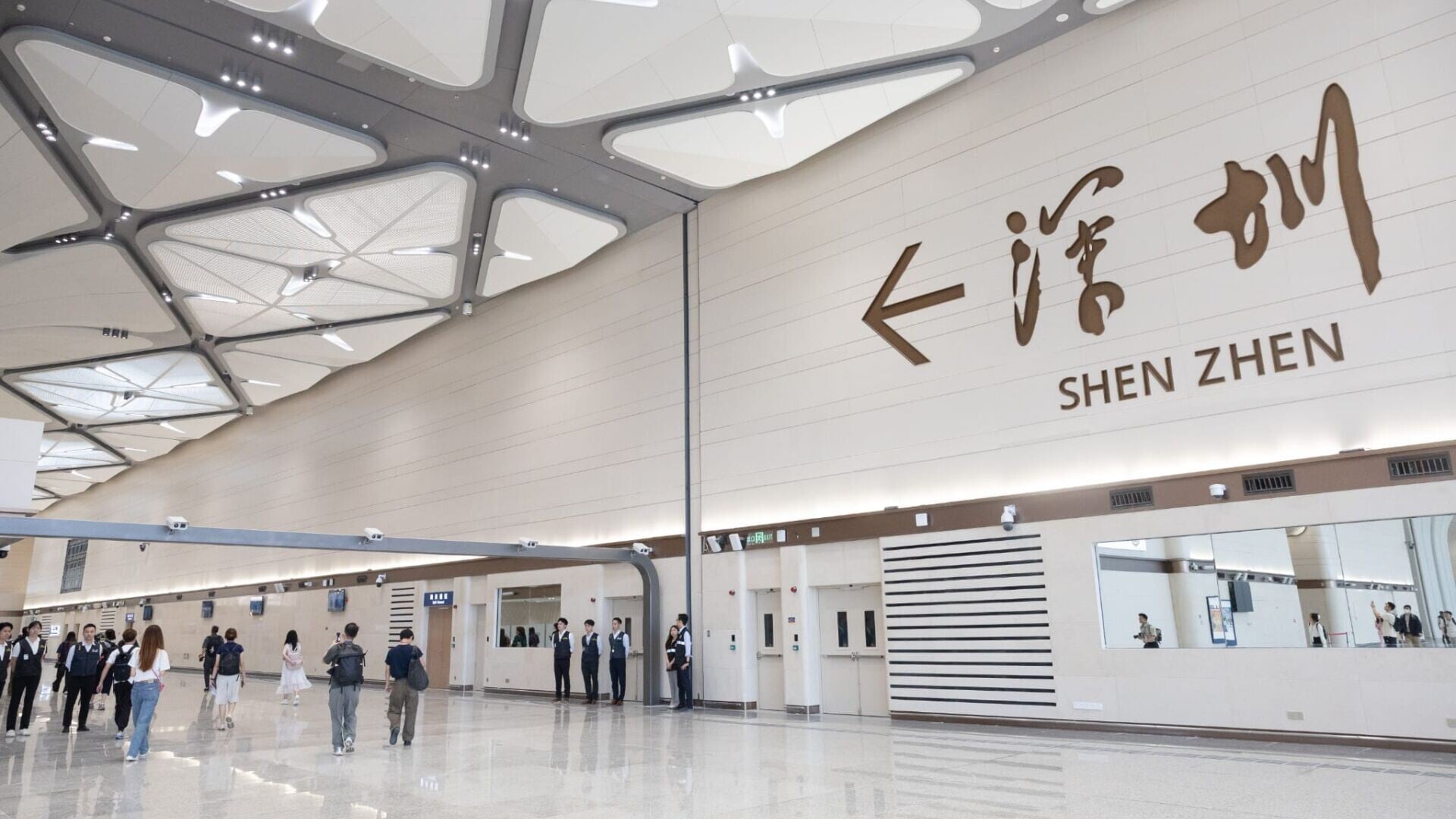 重建後的皇崗口岸，其港方口岸區於昨日零時起正式交付特區政府管轄。(蘇文傑攝)
