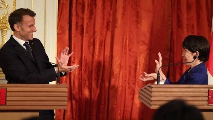 馬克龍與日本首相高市早苗結束聯合記者會時,甚至還擺出了《龍珠》主角孫悟空的招牌動作「龜波氣功」。(資料圖片)