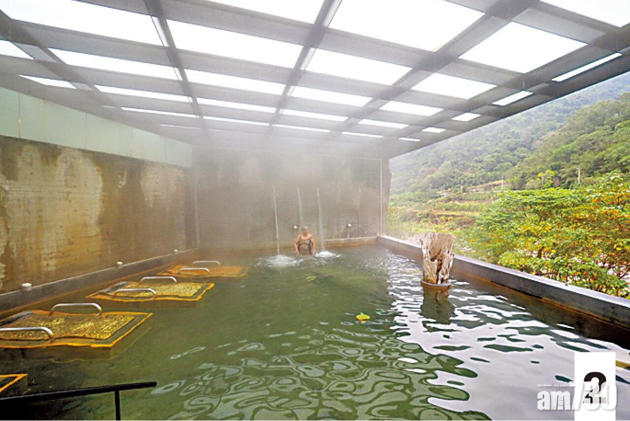 2 戶外泡湯區有17座依地勢打造的溫泉池,更運用水幕營造自然景觀。