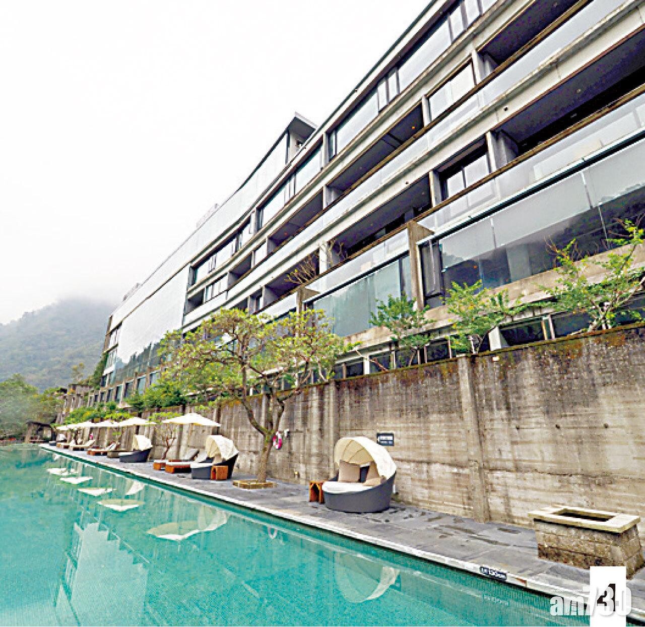4 旅館座落汶水溪旁,設有長長的infinity pool,營造河中暢泳的錯覺。