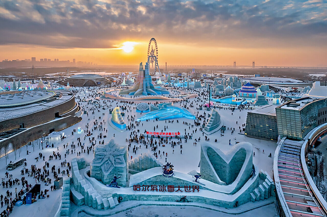 哈爾濱冰雪大世界是黑龍江省哈爾濱市每年冬季舉辦的大型冰雪主題盛會。(中通社)