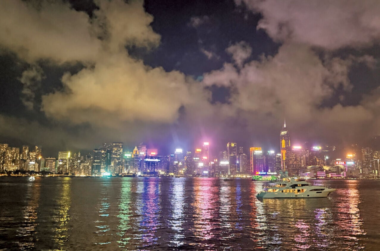 由灰藍跑到天黑，卻又是七彩耀眼。