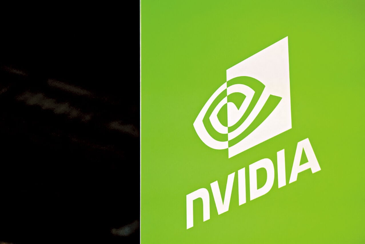 NVIDIA執行長黃仁勳將AI生態系統形容為「五層蛋糕」。(路透社)