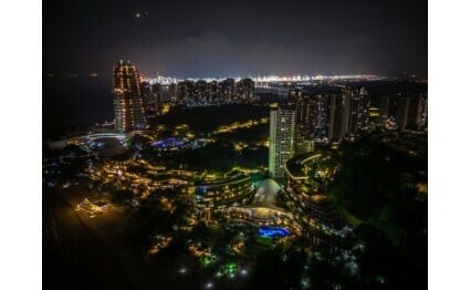 夜幕下的森林城市，隔著柔佛海峽眺望新加坡。森林城市距離新加坡最近處約2公里。