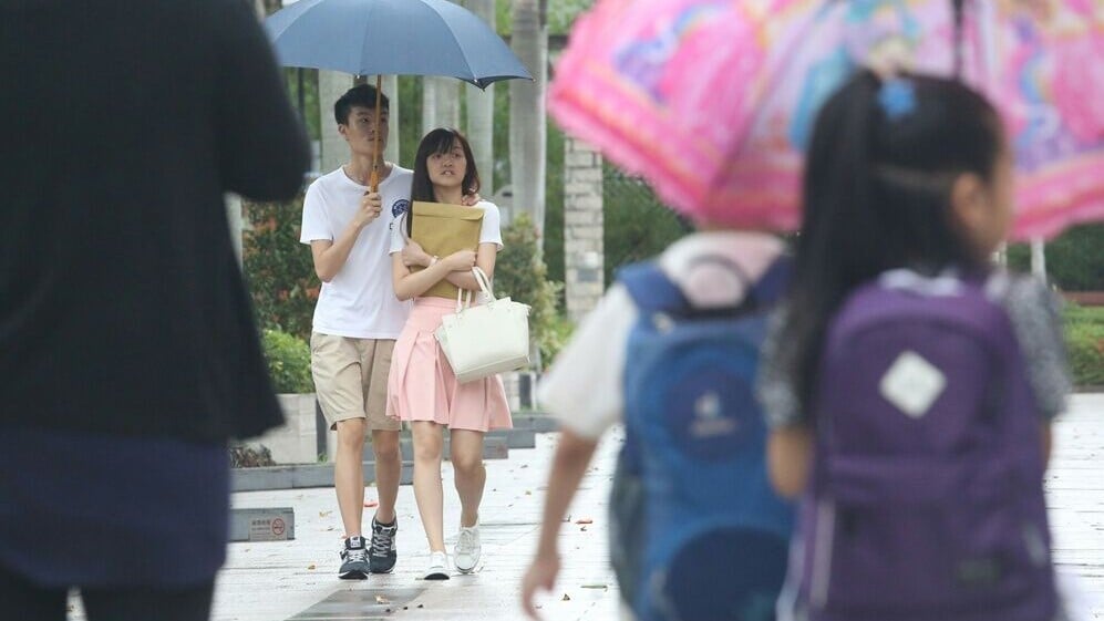 1號風球至少維持至中午12時，開學日狂風驟雨。(資料圖片)