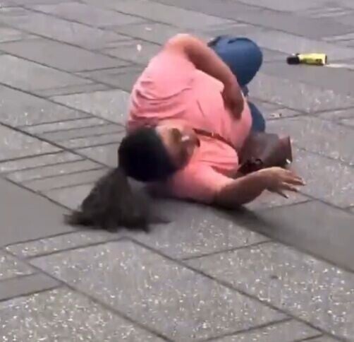 之後傳出槍聲,女子隨即倒地,可見其腹部槍傷,警員被鎖上手銬。(X)