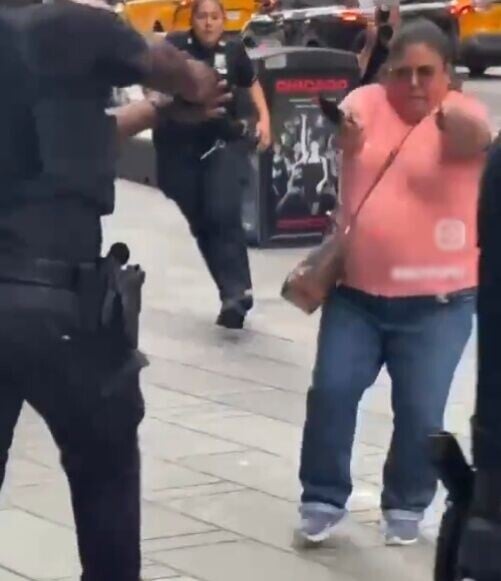 Pamela Cisneros突然揮刀企圖衝向警員。(X)