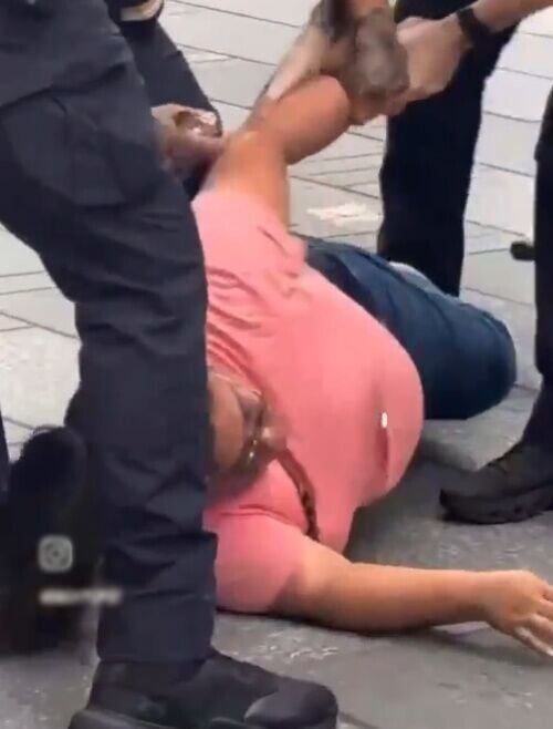 之後傳出槍聲,女子隨即倒地,可見其腹部槍傷,警員被鎖上手銬。(X)