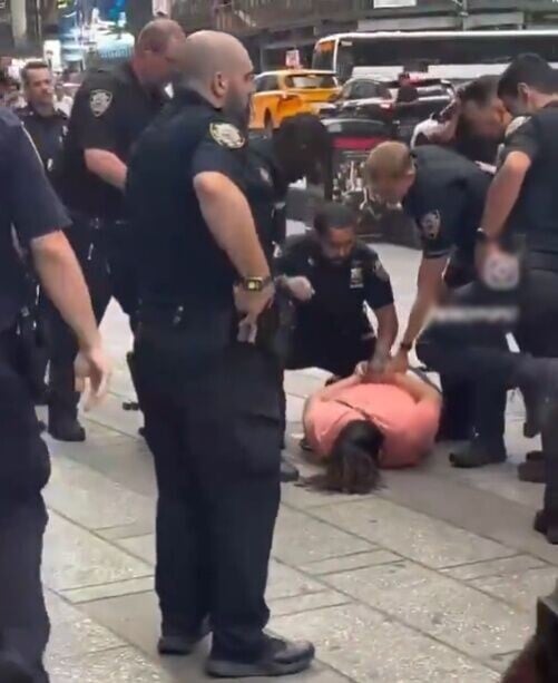 之後傳出槍聲,女子隨即倒地,可見其腹部槍傷,警員被鎖上手銬。(X)