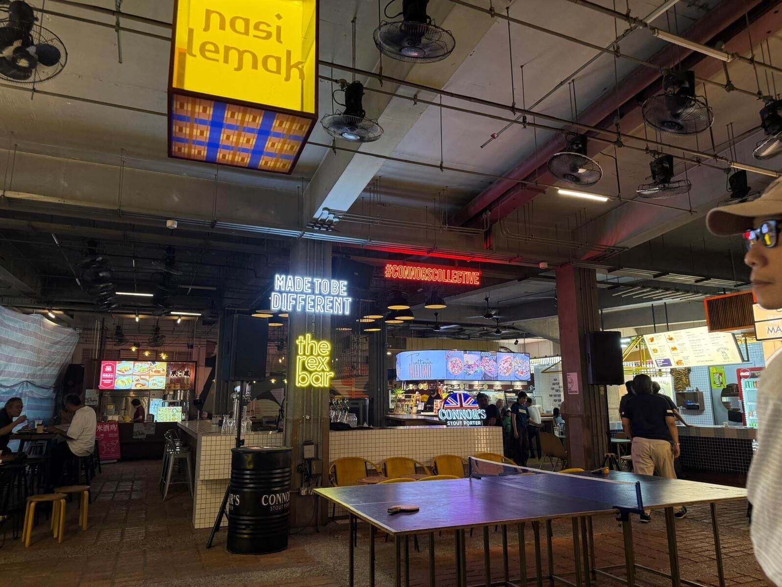 商場地下是美食廣場。