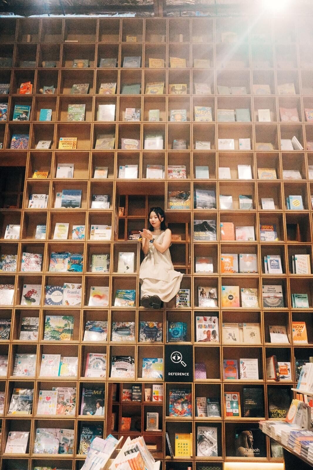 必影巨型書牆打卡位!