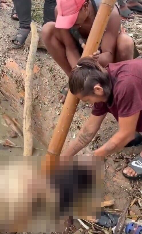 兩名男子卻蹲岸邊,一個用竹杆固定死者位置,另一人俯身伸手到死者身上取下金耳環。(X)