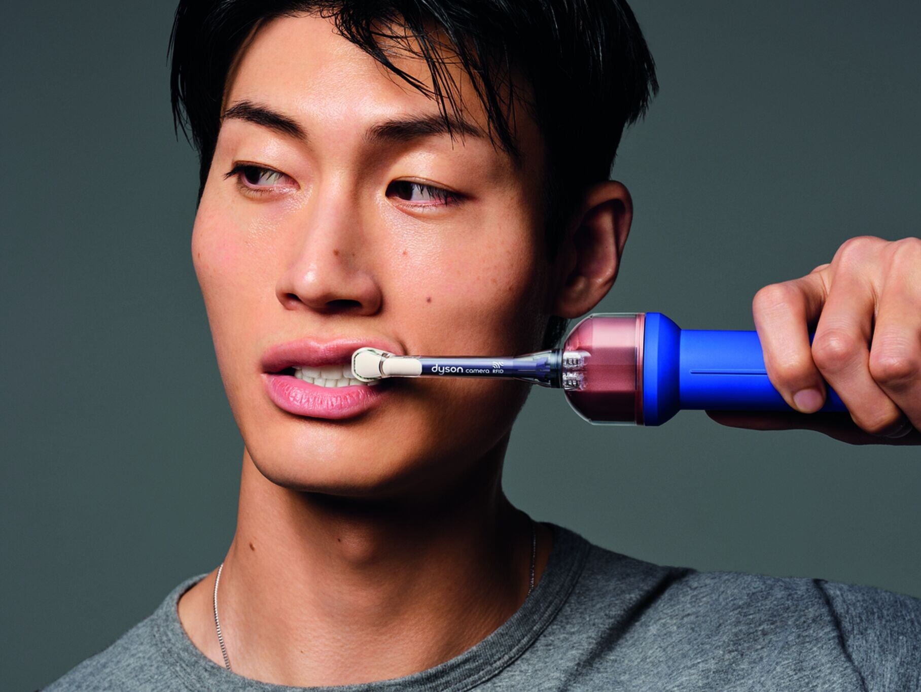 Dyson CameraJet可換刷頭採用透明設計。