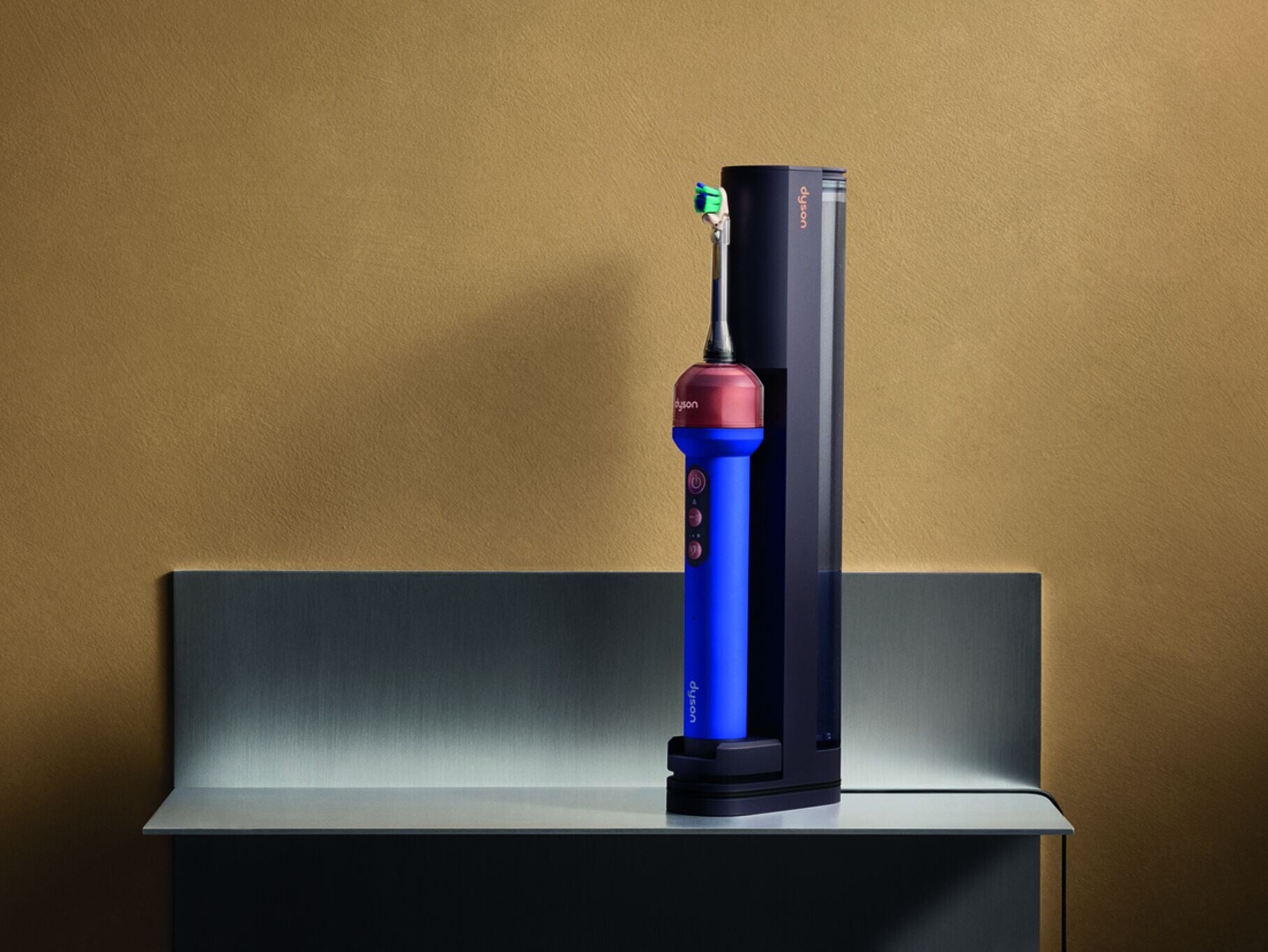Dyson CameraJet專屬設計的3合1補水底座集收納、充電及補水功能於一身,可在3秒內完成漱口水自動加注。