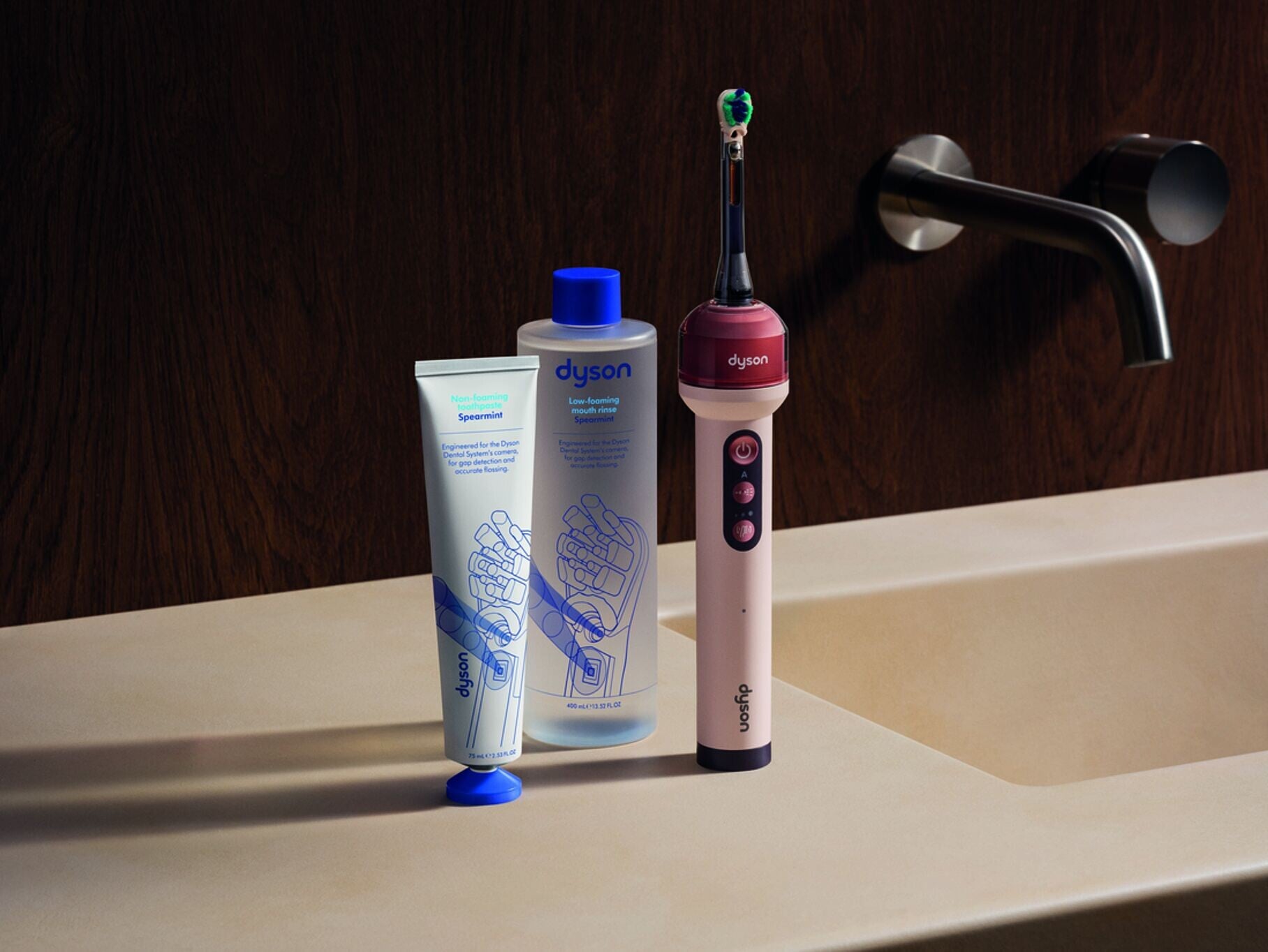 Dyson CameraJet可配合專研無泡沫配方薄荷綠牙膏及漱口水使用。