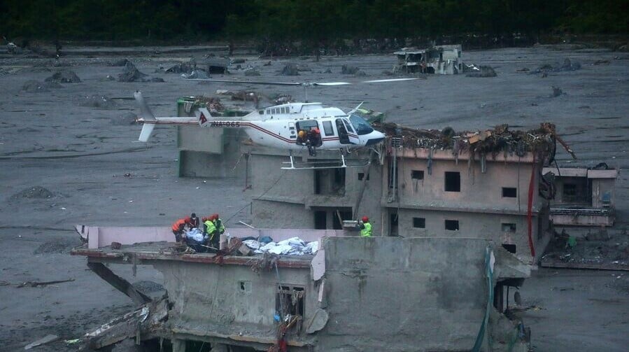 西藏尼泊爾泥石流｜搜救隊一房屋內發現24具遺體 933名困隧道工人近300人獲救