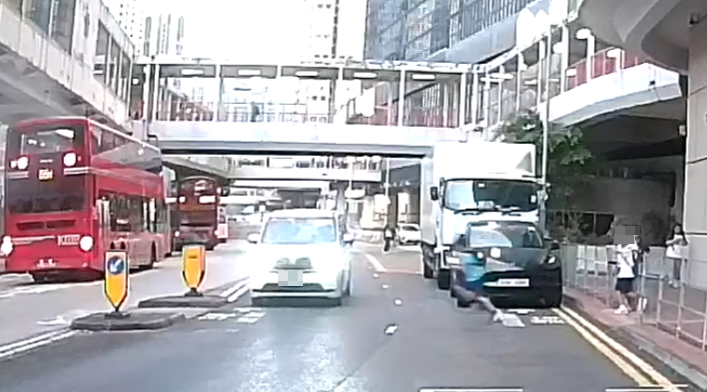 荃灣一輛七人車行駛期間,一名7歲男童突然衝出馬路,七人車收掣不及左邊車尾掃到對方,手機飛脫,男童倒地後自行起身。(車cam L(香港群組)fb)