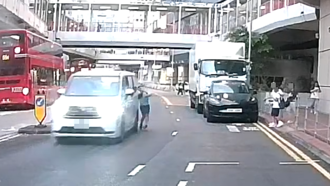 荃灣一輛七人車行駛期間,一名7歲男童突然衝出馬路,七人車收掣不及左邊車尾掃到對方,手機飛脫,男童倒地後自行起身。(車cam L(香港群組)fb)
