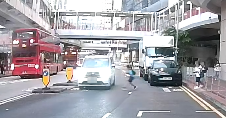 荃灣一輛七人車行駛期間,一名7歲男童突然衝出馬路,七人車收掣不及左邊車尾掃到對方,手機飛脫,男童倒地後自行起身。(車cam L(香港群組)fb)