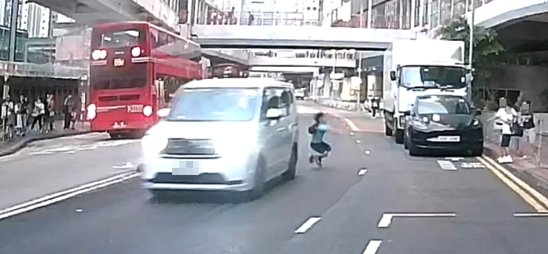 荃灣一輛七人車行駛期間,一名7歲男童突然衝出馬路,七人車收掣不及左邊車尾掃到對方,手機飛脫,男童倒地後自行起身。(車cam L(香港群組)fb)