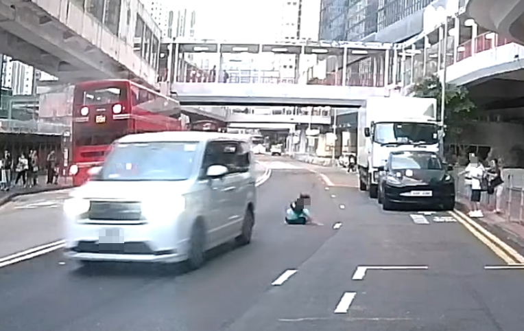 荃灣一輛七人車行駛期間,一名7歲男童突然衝出馬路,七人車收掣不及左邊車尾掃到對方,手機飛脫,男童倒地後自行起身。(車cam L(香港群組)fb)