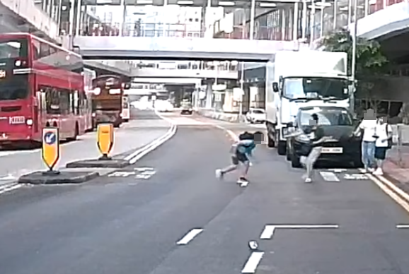 荃灣一輛七人車行駛期間,一名7歲男童突然衝出馬路,七人車收掣不及左邊車尾掃到對方,手機飛脫,男童倒地後自行起身。(車cam L(香港群組)fb)