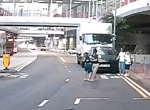 荃灣一輛七人車行駛期間,一名7歲男童突然衝出馬路,七人車收掣不及左邊車尾掃到對方,手機飛脫,男童倒地後自行起身。(車cam L(香港群組)fb)