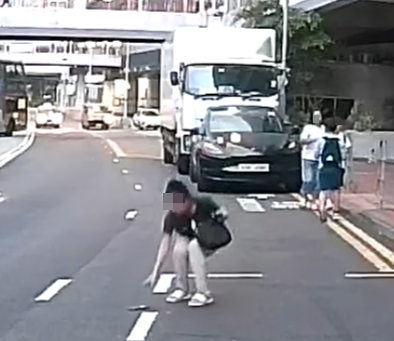 荃灣一輛七人車行駛期間,一名7歲男童突然衝出馬路,七人車收掣不及左邊車尾掃到對方,手機飛脫,男童倒地後自行起身。(車cam L(香港群組)fb)
