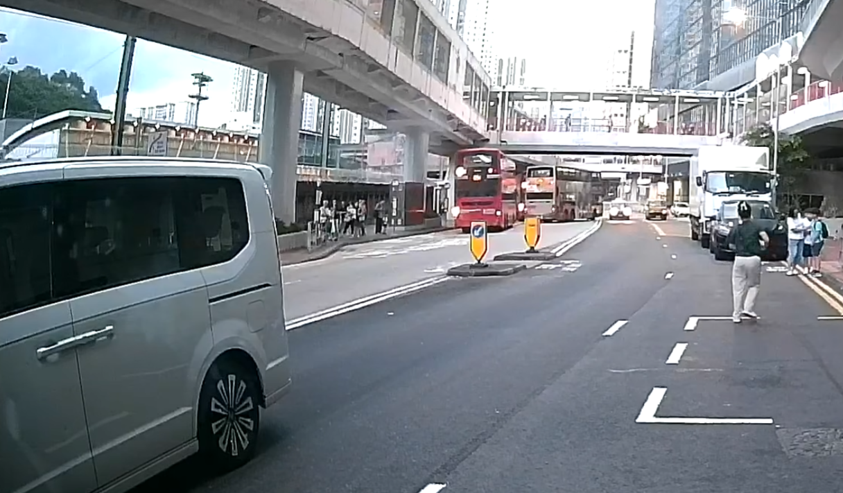 荃灣一輛七人車行駛期間,一名7歲男童突然衝出馬路,七人車收掣不及左邊車尾掃到對方,手機飛脫,男童倒地後自行起身。(車cam L(香港群組)fb)
