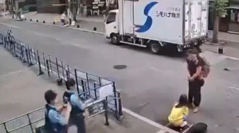 期間更有3名警察巡邏經過,卻對蹲坐的女子視若無睹,未有上前盤問或關心便直接離去。(X)