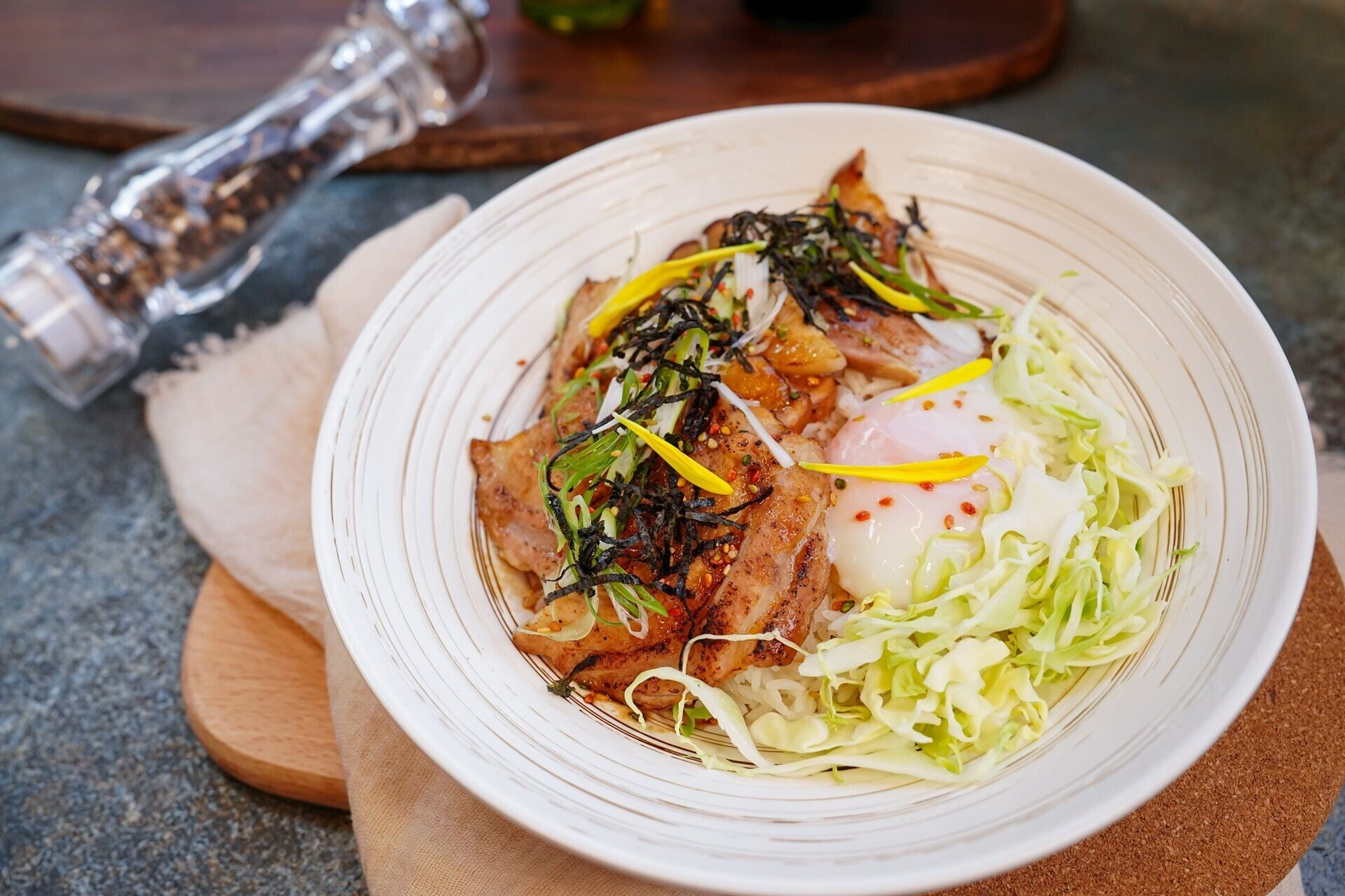 日式溫泉蛋照燒黑毛豬腩飯