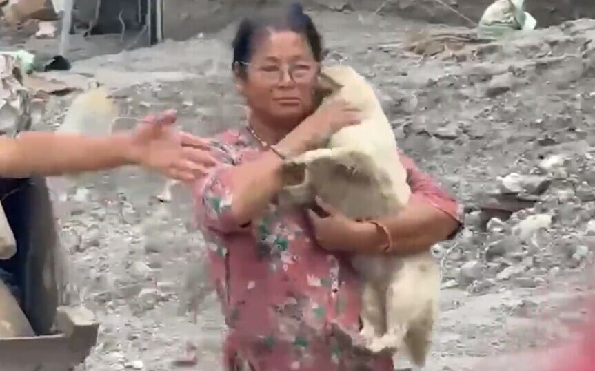 西藏尼泊爾泥石流