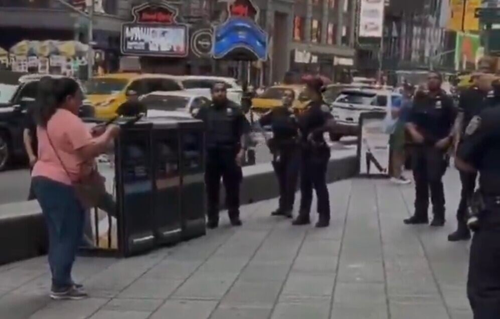 紐約時代廣場女子持雙刀刺人一死一傷,被警員當場擊斃。(X)