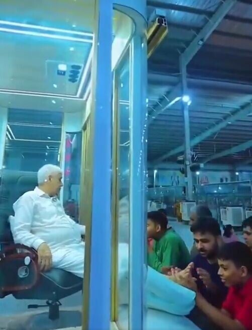 Sant Rampal Ji Maharaj一邊涼著冷氣,一邊讓信徒排隊靠近親吻和觸摸他的腳以接受祝福。(X)
