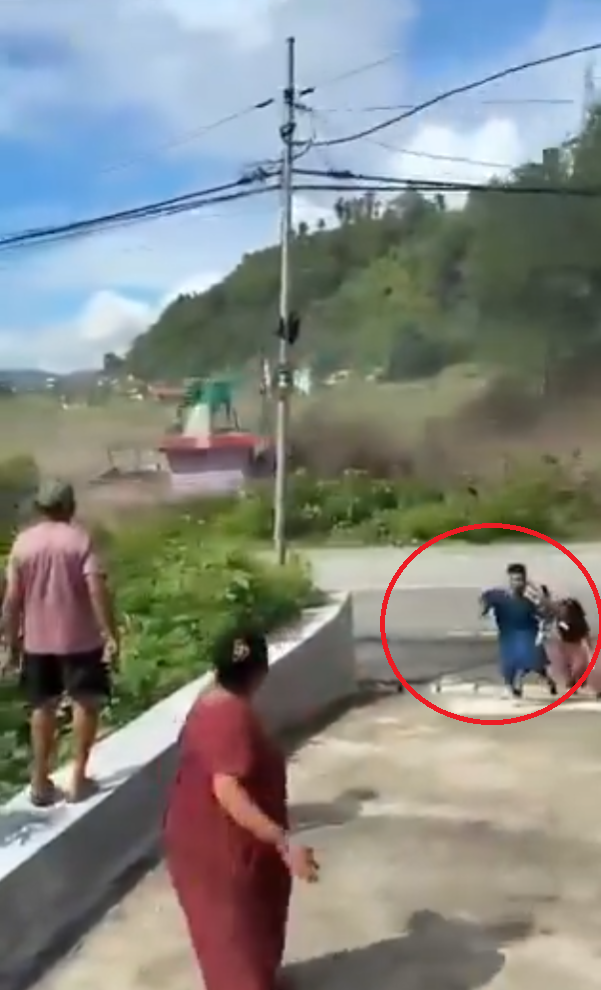 西藏尼泊爾泥石流|片段直擊洪水兇猛險被捲走 女子緊抓2孩童飛奔仆倒(有片)