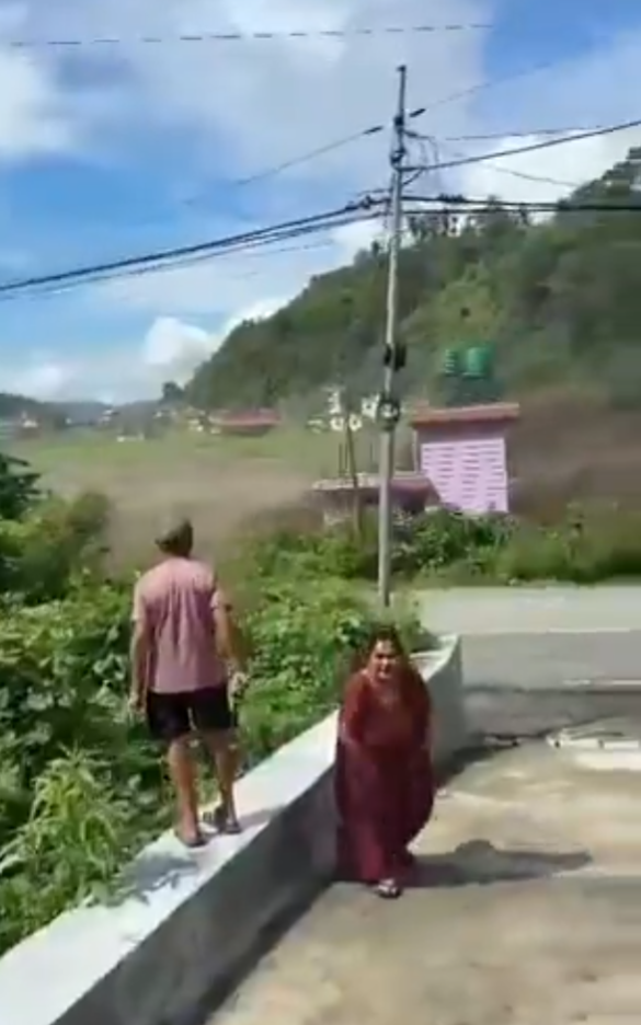 西藏尼泊爾泥石流|片段直擊洪水兇猛險被捲走 女子緊抓2孩童飛奔仆倒(有片)