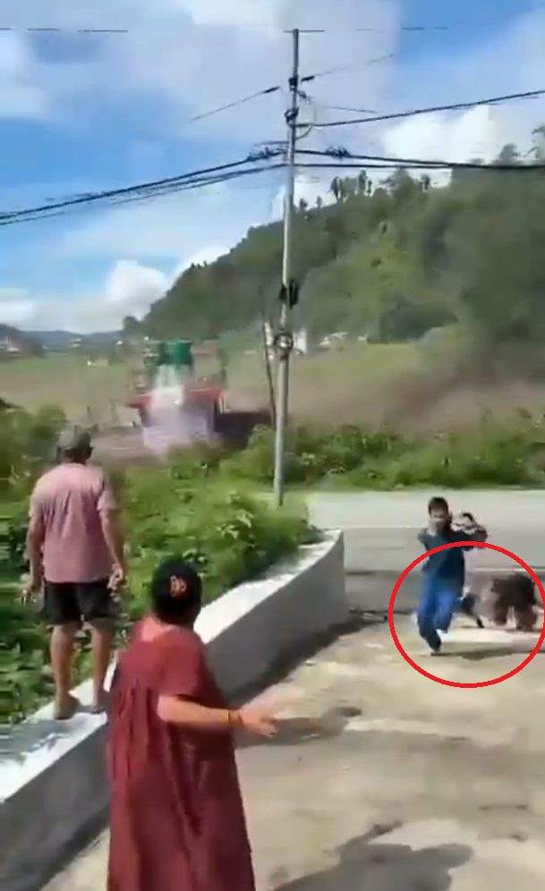 西藏尼泊爾泥石流|片段直擊洪水兇猛險被捲走 女子緊抓2孩童飛奔仆倒(有片)
