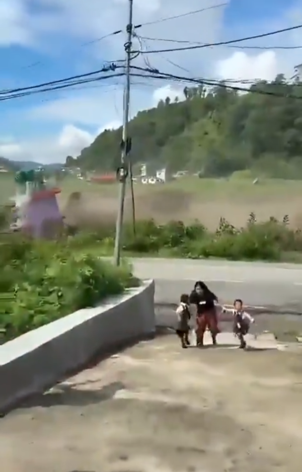 西藏尼泊爾泥石流|片段直擊洪水兇猛險被捲走 女子緊抓2孩童飛奔仆倒(有片)