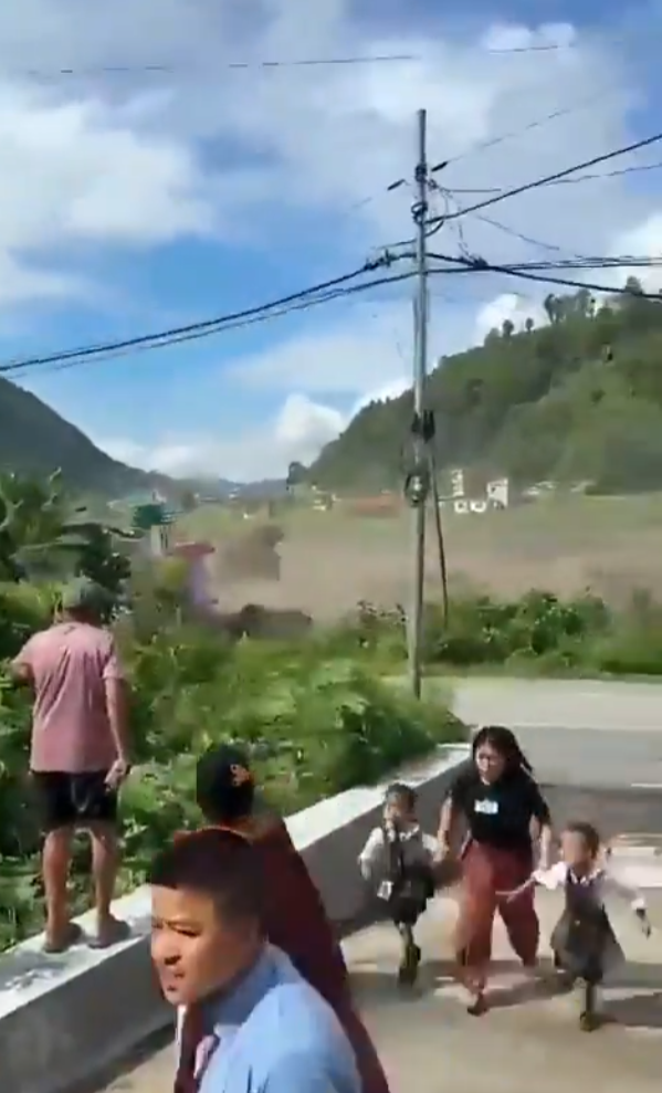 西藏尼泊爾泥石流|片段直擊洪水兇猛險被捲走 女子緊抓2孩童飛奔仆倒(有片)