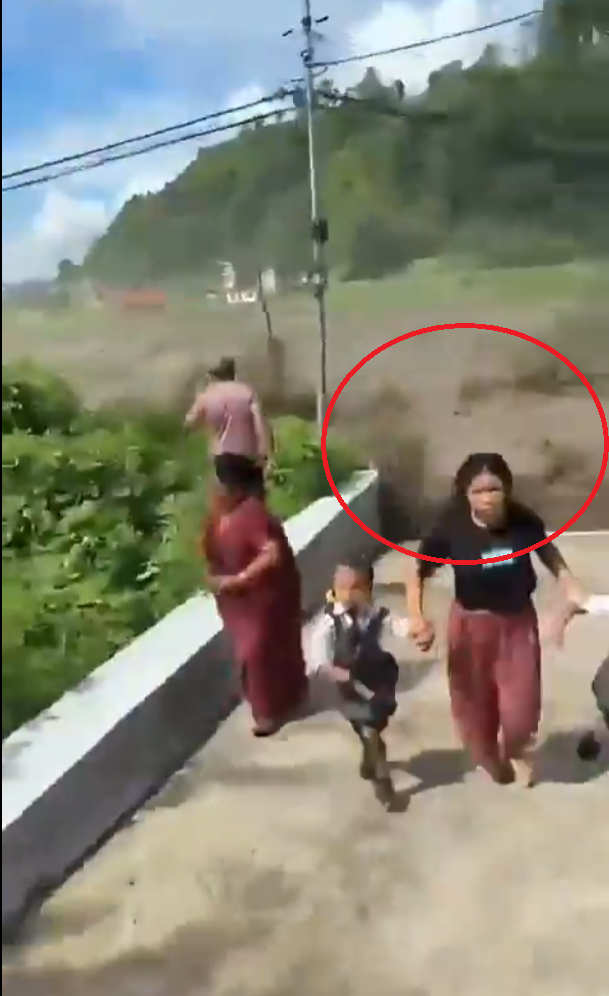 西藏尼泊爾泥石流|片段直擊洪水兇猛險被捲走 女子緊抓2孩童飛奔仆倒(有片)