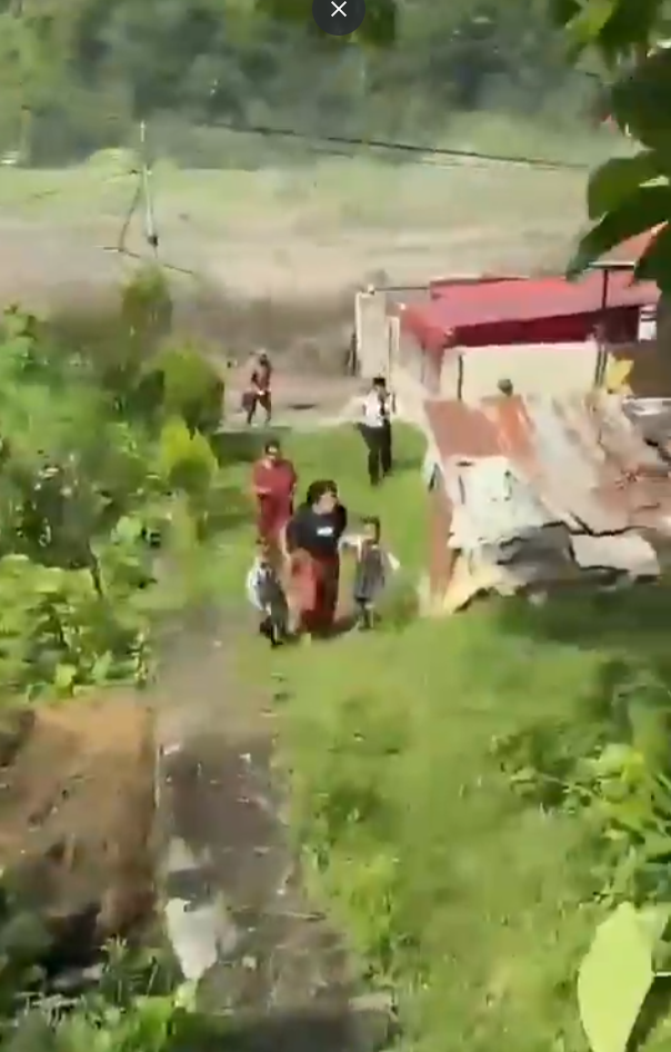 西藏尼泊爾泥石流|片段直擊洪水兇猛險被捲走 女子緊抓2孩童飛奔仆倒(有片)