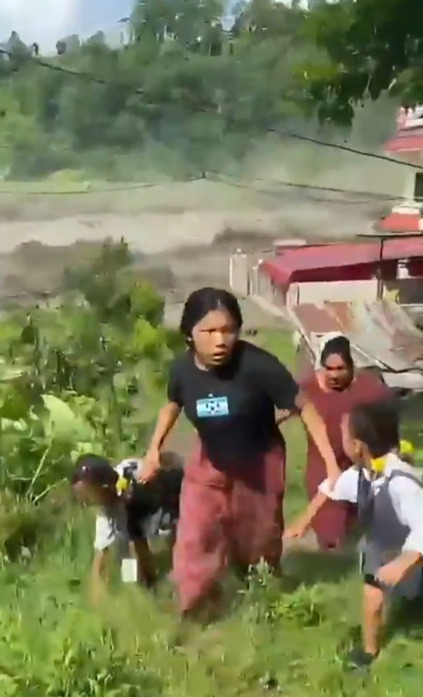 西藏尼泊爾泥石流|片段直擊洪水兇猛險被捲走 女子緊抓2孩童飛奔仆倒(有片)