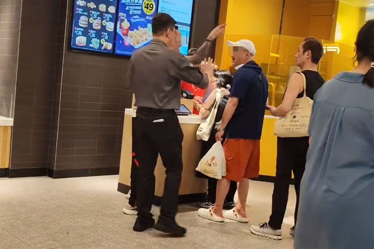 將軍澳一間麥當勞日前有兩名顧客口角,其中白衣男事後涉嫌自稱三合會成員被捕。(網上影片截圖)