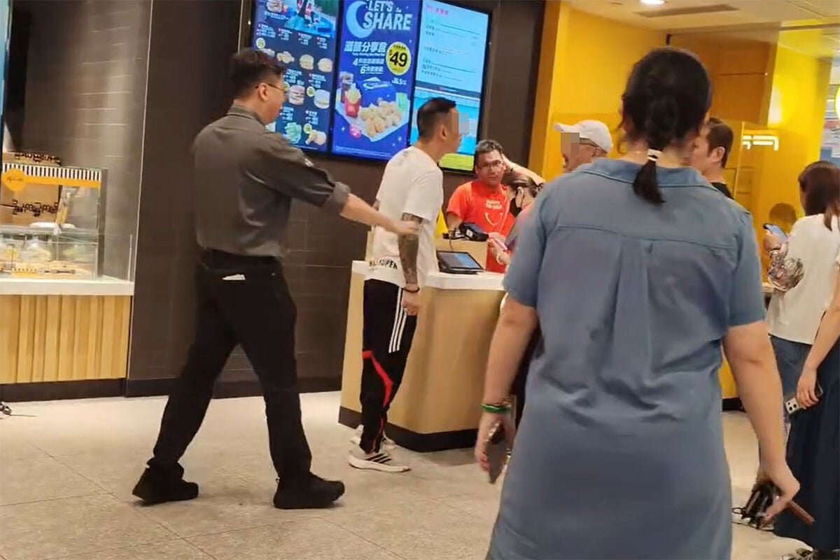 將軍澳一間麥當勞日前有兩名顧客口角,其中白衣男事後涉嫌自稱三合會成員被捕。(網上影片截圖)