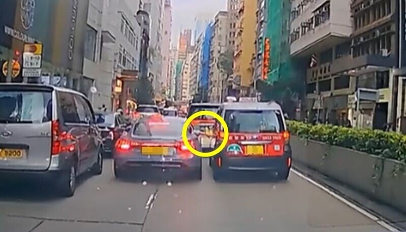 詎料私家車司機突然伸手將的士左邊車門打開。(FB/車cam L(香港群組))