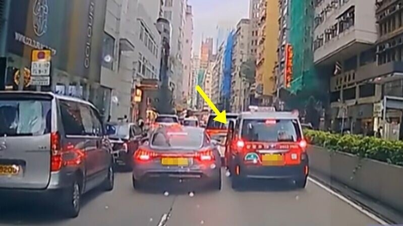 詎料私家車司機突然伸手將的士左邊車門打開。(FB/車cam L(香港群組))