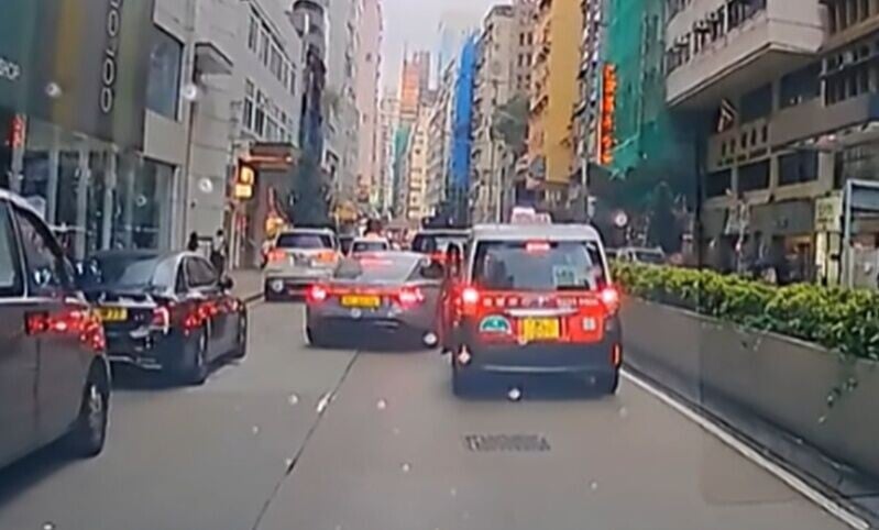 私家車趁的士司機停車關門、與前車拉開距離之際,立即切往右線,最終得逞。(FB/車cam L(香港群組))