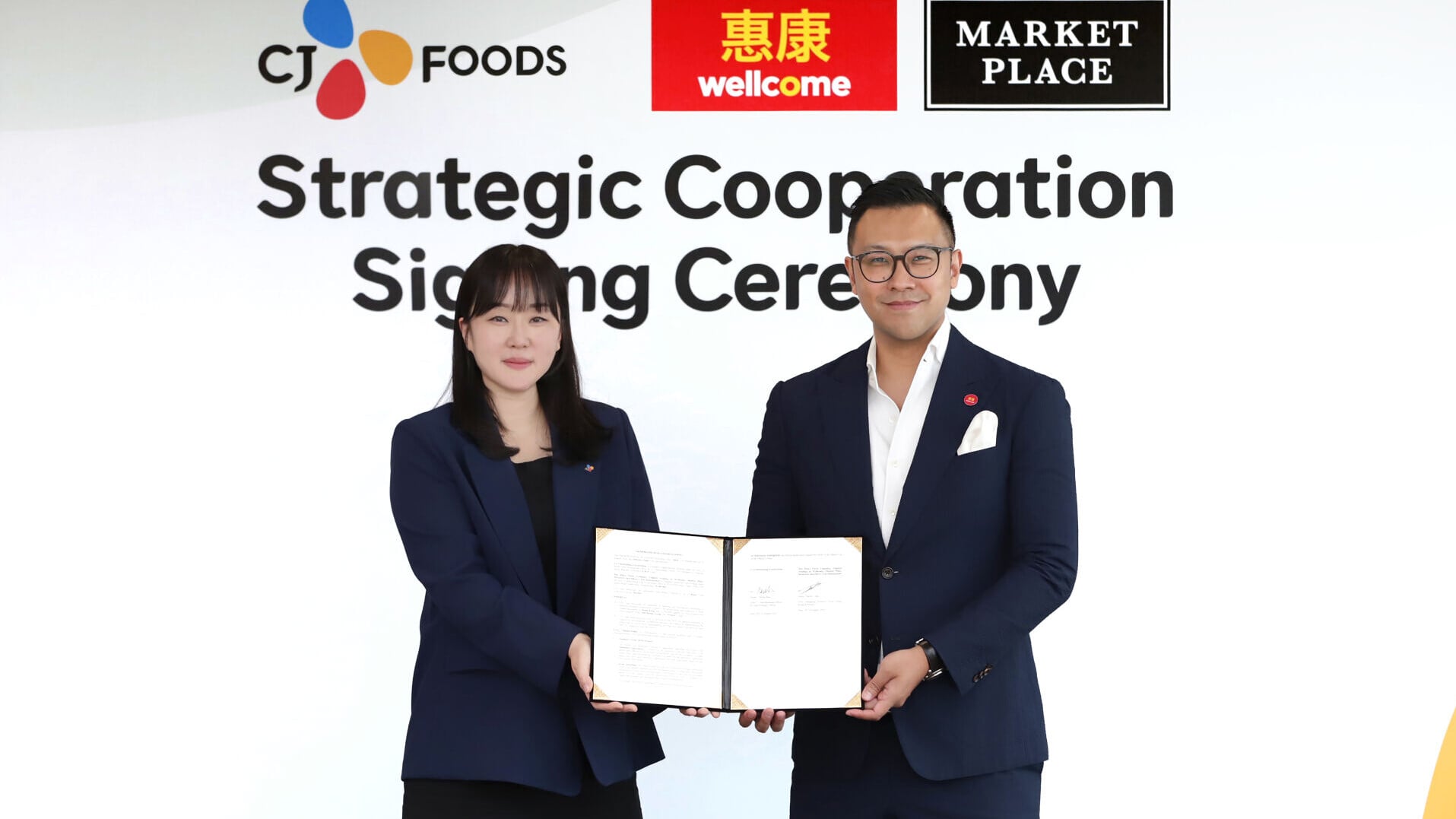 陳建麟（右）與Teresa Bae（左）於首爾舉行的合作簽署儀式。